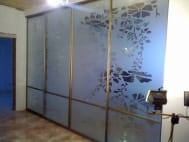 Раздвижные стеклянные перегородки с пескоструйным рисунком