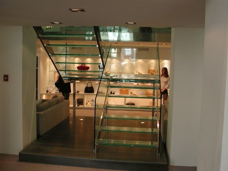 Стеклянная маршевая лестница со ступенями из стекла