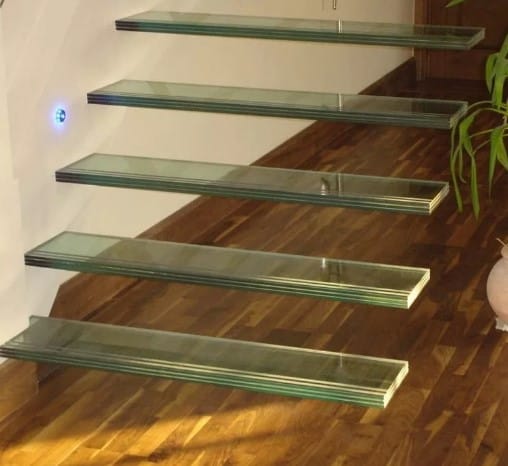 Стеклянная консольная лестница со ступенями из стекла