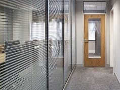 Стеклянная офисная перегородка с двойным стеклом с жалюзи